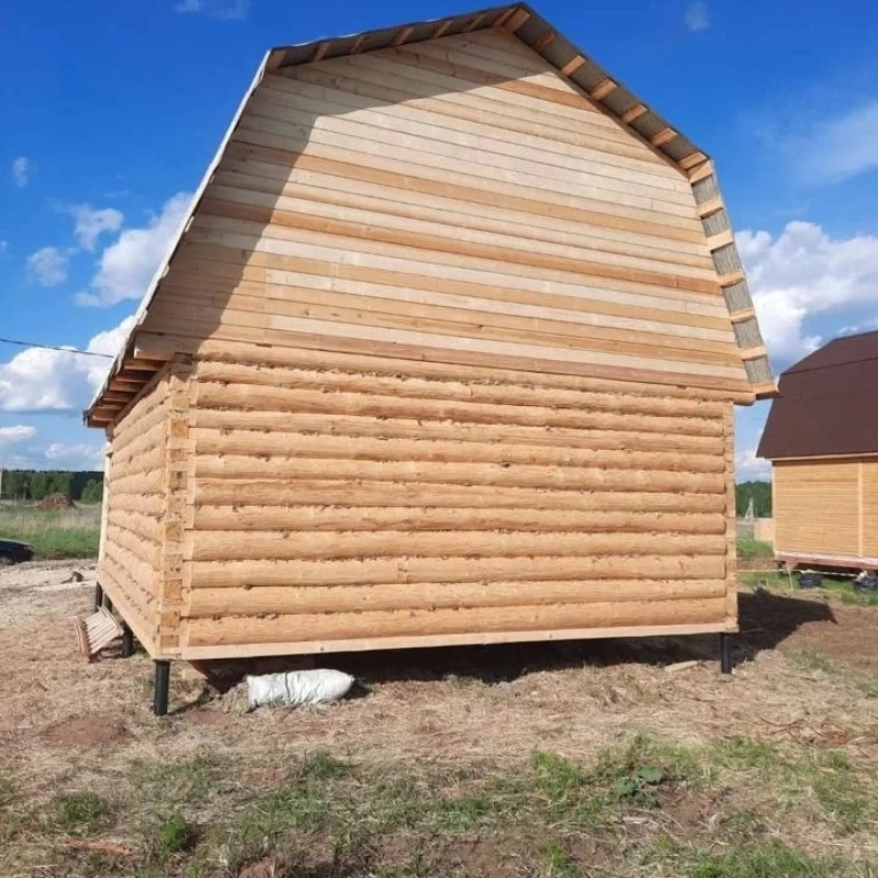 Баня из бревна 6×6 с верандой 2 м. под общей ломаной мансардной крышей